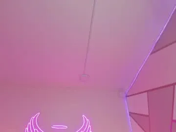 CarolineBleir – webcam model profile photo Image 17