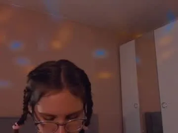 fun4tips – webcam model profile photo Image 14