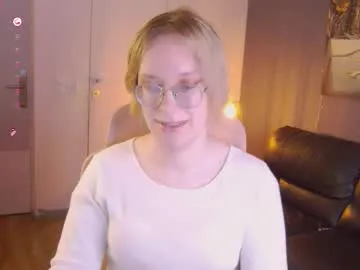 CathyMay – webcam model profile photo Image 4