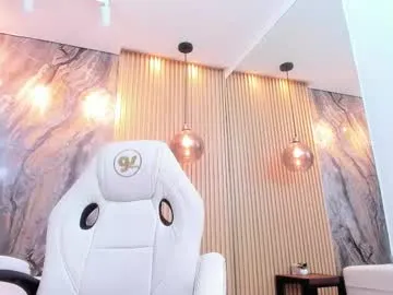 Yasmina – webcam model profile photo Image 17