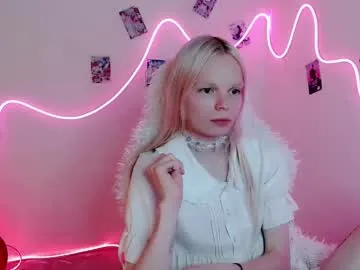 AdelinaLuuna – webcam model profile photo Image 15