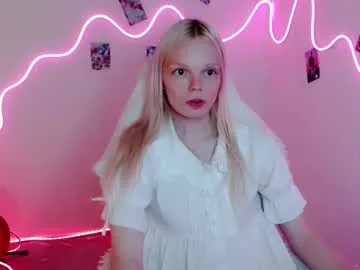 AdelinaLuuna – webcam model profile photo Image 18