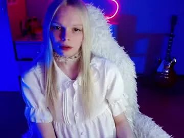 AdelinaLuuna – webcam model profile photo Image 2