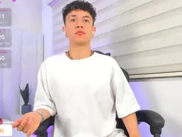 Dolce – webcam model profile photo Image 2