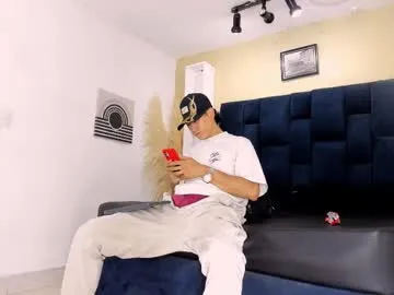 Skyller – webcam model profile photo Image 12