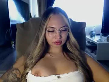 EmmaLevis – webcam model profile photo Image 16