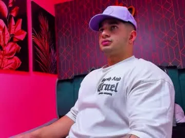 tomtimon11 – webcam model profile photo Image 11