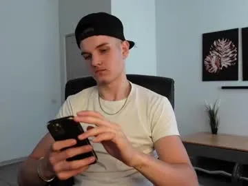 AdelinaLuuna – webcam model profile photo Image 9