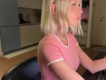 NinnaWood – webcam model profile photo Image 18