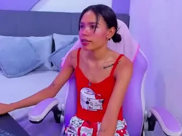 NinnaWood – webcam model profile photo Image 5