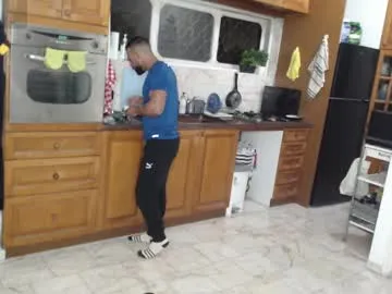 MartinaLeen – webcam model profile photo Image 3